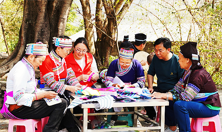 图为永宁乡开展手工刺绣能人交流活动_副本.jpg