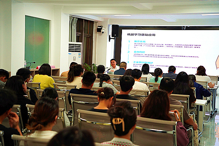 举办“组工讲堂”开展干部培训_副本.jpg