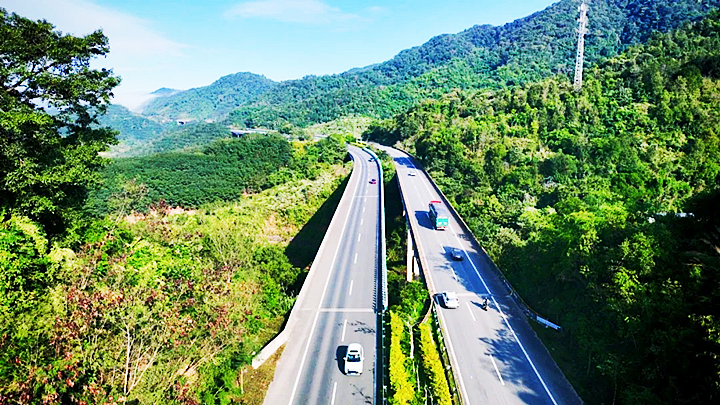 云南小磨高速公路顺利通过交通运输部组织的竣工验收620_副本.png