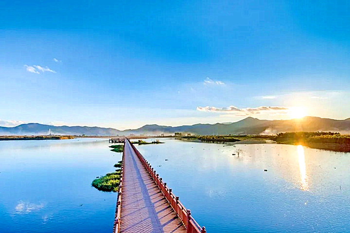 图5、水清岸绿的石屏异龙湖_副本.jpg